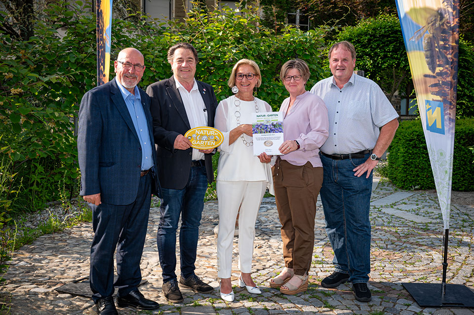 GR Shefqet Balaj, StR Klemens Kofler, Landeshauptfrau Johanna Mikl-Leitner, GR Isabel Mang, StR Manfred Daniel (v. l.) bei der Überreichung der Urkunde und der Plakete. Fotocredit: „Natur im Garten“ / J. Ehn